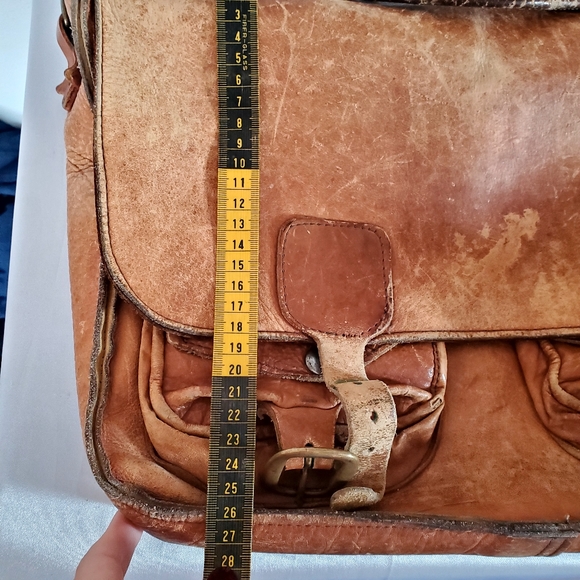 70's unisex distressed leather bag - Picture 7 of 8